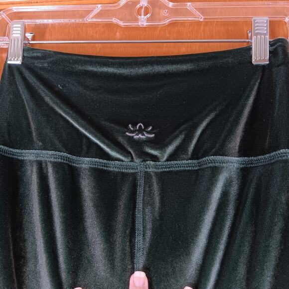 Beyond Yoga Velvet Midi High Waisted Leggings in Forest Green size Medium - Picture 6 of 8
